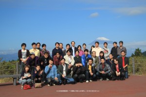 富士山を背にして社員旅行写真