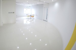 白を基調とした、明るく広々としたエントランス